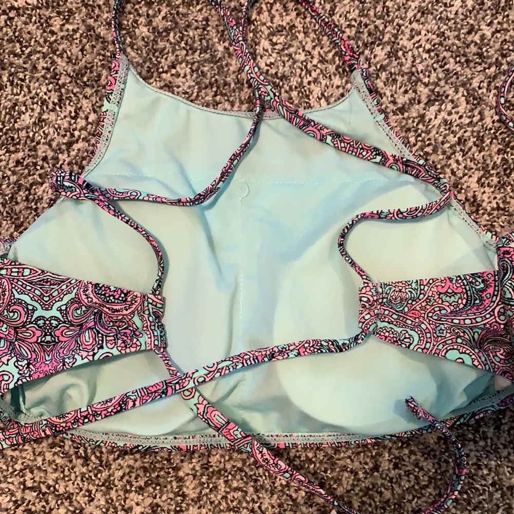 Bikinis - Picture 3 of 3